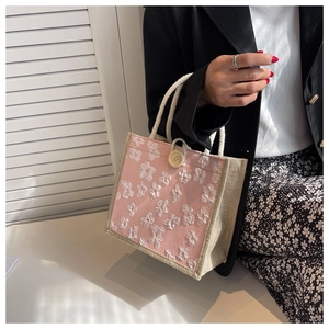 Détail du sac cabas rose avec appliques florales 3D et poignées en corde pour femmes