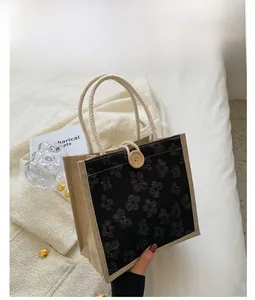 Sac à lunch en lin avec appliques florales noires et fermeture à bouton rond en bois