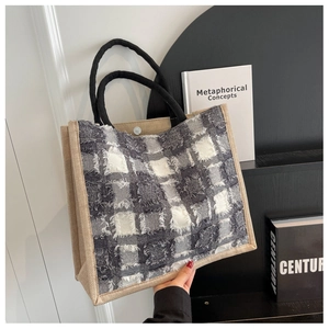 Détail du sac cabas en toile à carreaux avec bords effilochés et anses noires