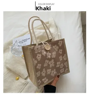 Détail du sac à main tissé kaki avec fleurs et fermoir en bois de style bohème