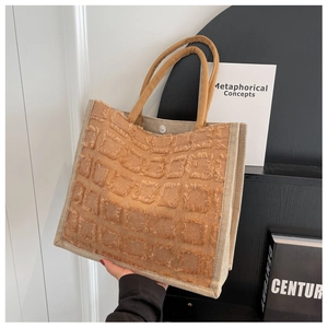Gros plan d'un cabas en toile avec damier en peluche et fermeture magnétique en métal