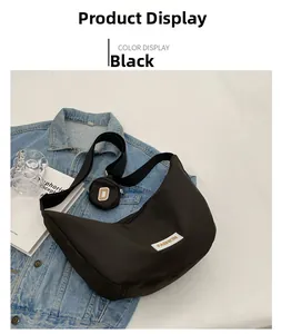 Détail du sac hobo noir grande capacité avec mini porte-monnaie et patch fashion