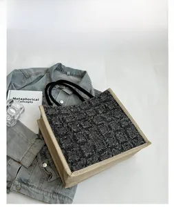 Sac fourre-tout en toile à damier avec détails de franges et poignées en corde tressée