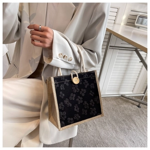 Gros plan du sac en lin avec tissu floral gaufré et détail décoratif de bouton en bois