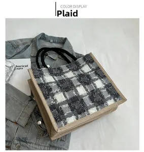 Détail d'un cabas en tweed à carreaux avec franges et anses en corde sur literie blanche
