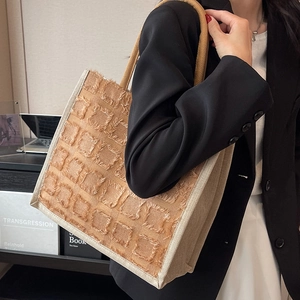 Grand sac cabas en toile avec texture à franges tissées et anses en corde naturelle