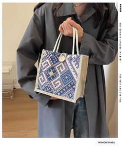 Nahaufnahme der ethnischen Webart und des Holzknopfes auf der Canvas-Handtasche