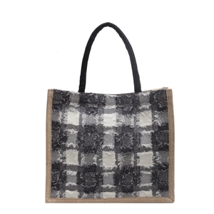 Grand sac cabas avec motif à carreaux noir et blanc et détails à bords effilochés