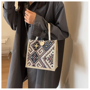 Detailansicht der Ethno-Stofftasche mit geometrischer Stickerei und einem Holzknopfverschluss