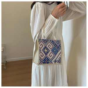 Detailansicht der Boho-Jute-Tasche mit geometrischem Häkelmuster und Seilgriffen