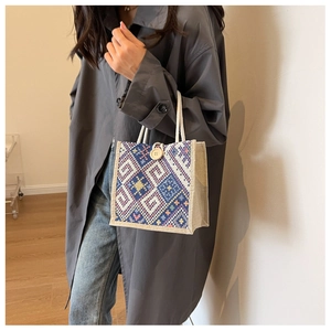 Detail der ethnischen Jacquard-Tasche mit Seilgriff und markantem Holzknopfverschluss