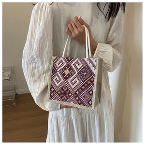 Ethno-Canvas-Tasche mit geometrischem Muster und Baumwollseilgriffen, getragen von Model
