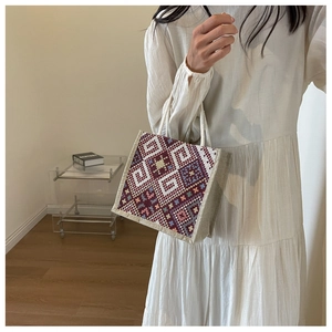 Detail einer Boho-Tragetasche mit geometrischem Webmuster und Seilgriffen am Modell