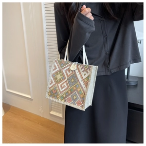Detailaufnahme des geometrischen Rautenmusters und Seilgriffs der Boho-Leinentasche