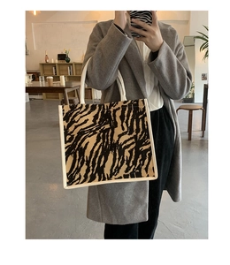 Dettaglio di una borsa tote grande in tela con motivo zebrato e bordi color crema
