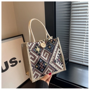 Ethno-Webtasche aus Canvas mit geometrischem Muster und rundem Holzknopfverschluss