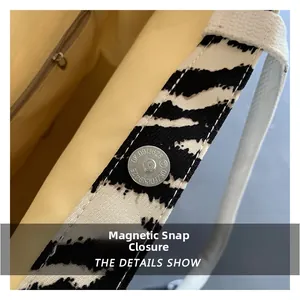 Dettaglio della borsa in tela zebrata con chiusura magnetica e tasca interna con zip