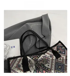 Détail du sac cabas en toile ethnique avec tissage jacquard coloré et poignée plate