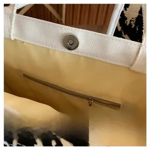 Dettaglio della borsa in tela con chiusura magnetica e tasca interna con cerniera