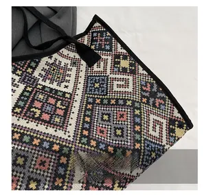 Vue détaillée du sac cabas en toile ethnique avec des motifs croisés géométriques colorés