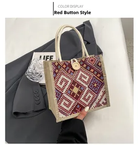 Detailansicht der Ethno-Stofftasche mit rotem Holzknopf und gewebtem Seilgriff