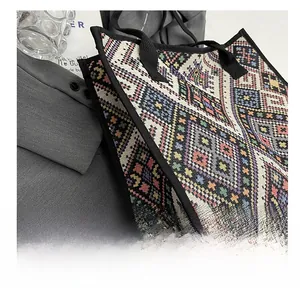 Détail macro du motif tissé géométrique bohème et couture de bordure de haute qualité