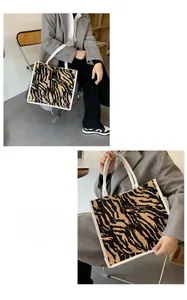 Dettaglio della grande borsa tote zebrata con manici in pelle bianca per il lavoro
