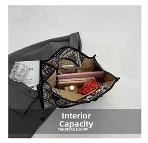 Vue de dessus d'un grand sac cabas ethnique en toile montrant l'intérieur spacieux rempli