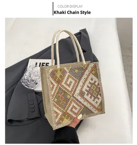 Detailansicht der khakifarbenen Segeltuchtasche mit bunten geometrischen Mustern und Seilgriff