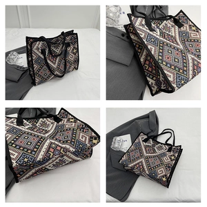 Vues détaillées d'un grand sac cabas en toile ethnique avec motifs géométriques colorés