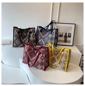 Détails de quatre sacs cabas en toile aux motifs ethniques géométriques sur un support blanc