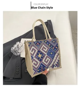 Detailansicht der ethnischen Canvas-Tasche mit geometrischem Muster und Kordelgriff