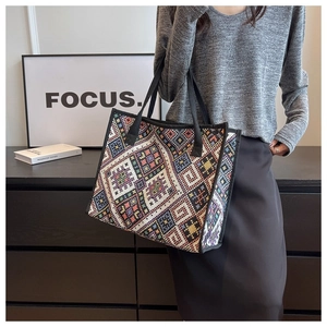 Détail du motif géométrique tissé coloré sur le grand sac cabas ethnique en toile