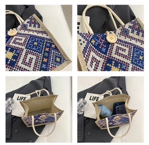 Detailsicht der Ethno-Canvas-Tasche mit Holzknopfverschluss und Seilgriffen