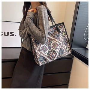 Vue détaillée du motif ethnique géométrique sur un grand sac cabas en toile robuste