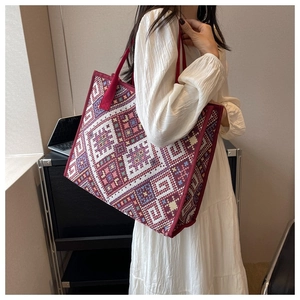 Détail du cabas en toile ethnique avec motifs géométriques et bandoulières bordeaux