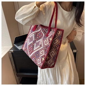 Gros plan du grand sac cabas en toile avec motifs ethniques et bandoulière rouge robuste