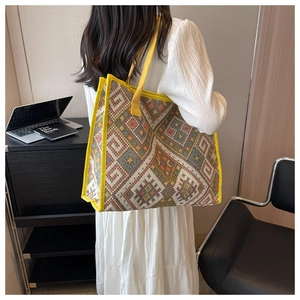 Détail du grand sac cabas en toile avec tissage ethnique coloré et poignées jaunes