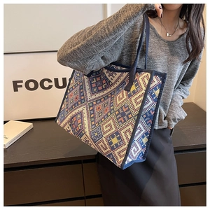 Détail du grand sac cabas en toile de style bohème aux motifs géométriques colorés