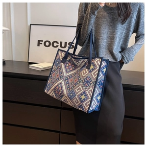 Détail du sac cabas bohème avec motifs géométriques ethniques et anses en tissu bleu