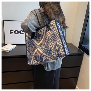 Détails d'un grand sac cabas en toile ethnique avec motifs géométriques et poignées solides