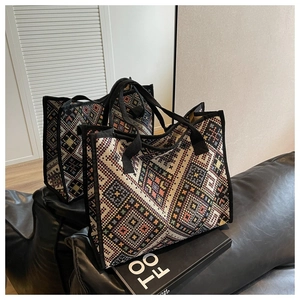 Détail d'un sac cabas ethnique en jacquard géométrique avec des anses noires en toile