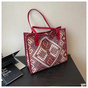 Vue détaillée du sac cabas ethnique en toile avec des poignées tissées rouges