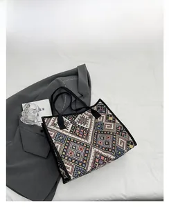Détail d'un sac cabas ethnique en toile avec des motifs géométriques tissés colorés
