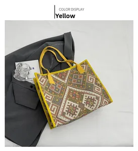 Détail du grand sac cabas en toile à motifs ethniques jaunes et poignées robustes