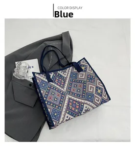 Gros plan sur le tissage jacquard géométrique bleu du grand sac cabas en toile