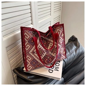 Détail d'un cabas bohème tissé géométrique avec larges bretelles en toile rouge