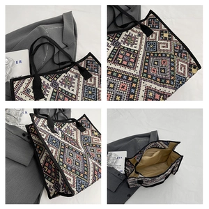 Collage d'un grand sac cabas ethnique montrant la doublure intérieure et le motif tissé