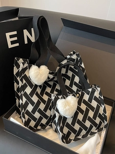 Large capacity geometric knit tote bag set in premium gift box with heart charm