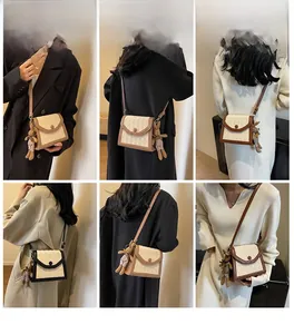 Vues détaillées du sac bandoulière vintage matelassé avec charm d'ours élégant